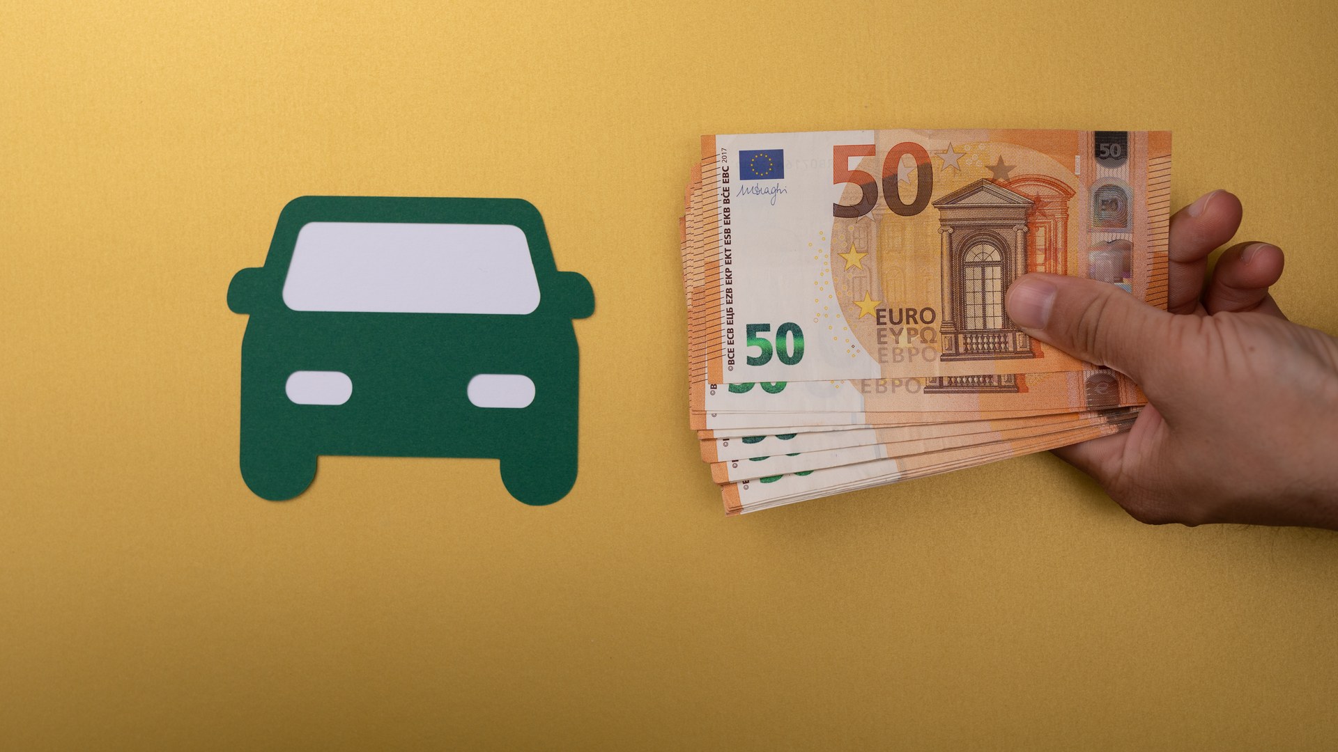 Grünes Auto-Piktogramm neben 50-Euro-Scheinen – Kosten Auto vs. Deutschlandticket