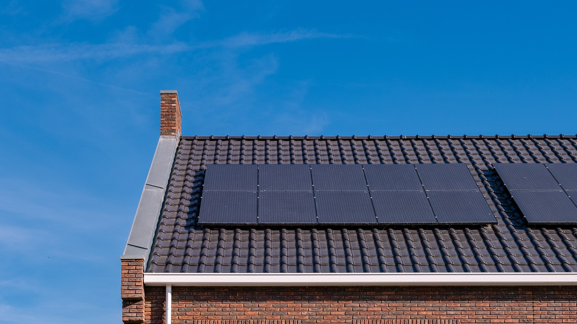 Schwarze Solarmodule auf Ziegeldach eines modernen Einfamilienhauses – Photovoltaik lohnt sich 2026
