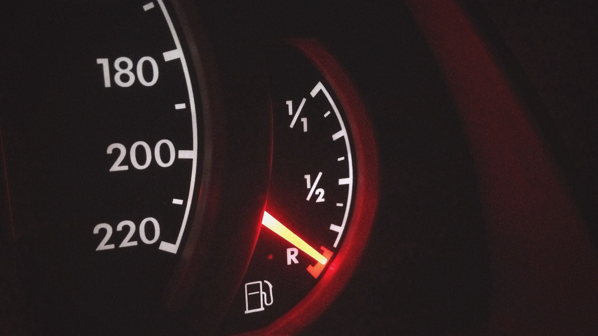 Tankanzeige auf Reserve – Kraftstoff sparen beim Autofahren