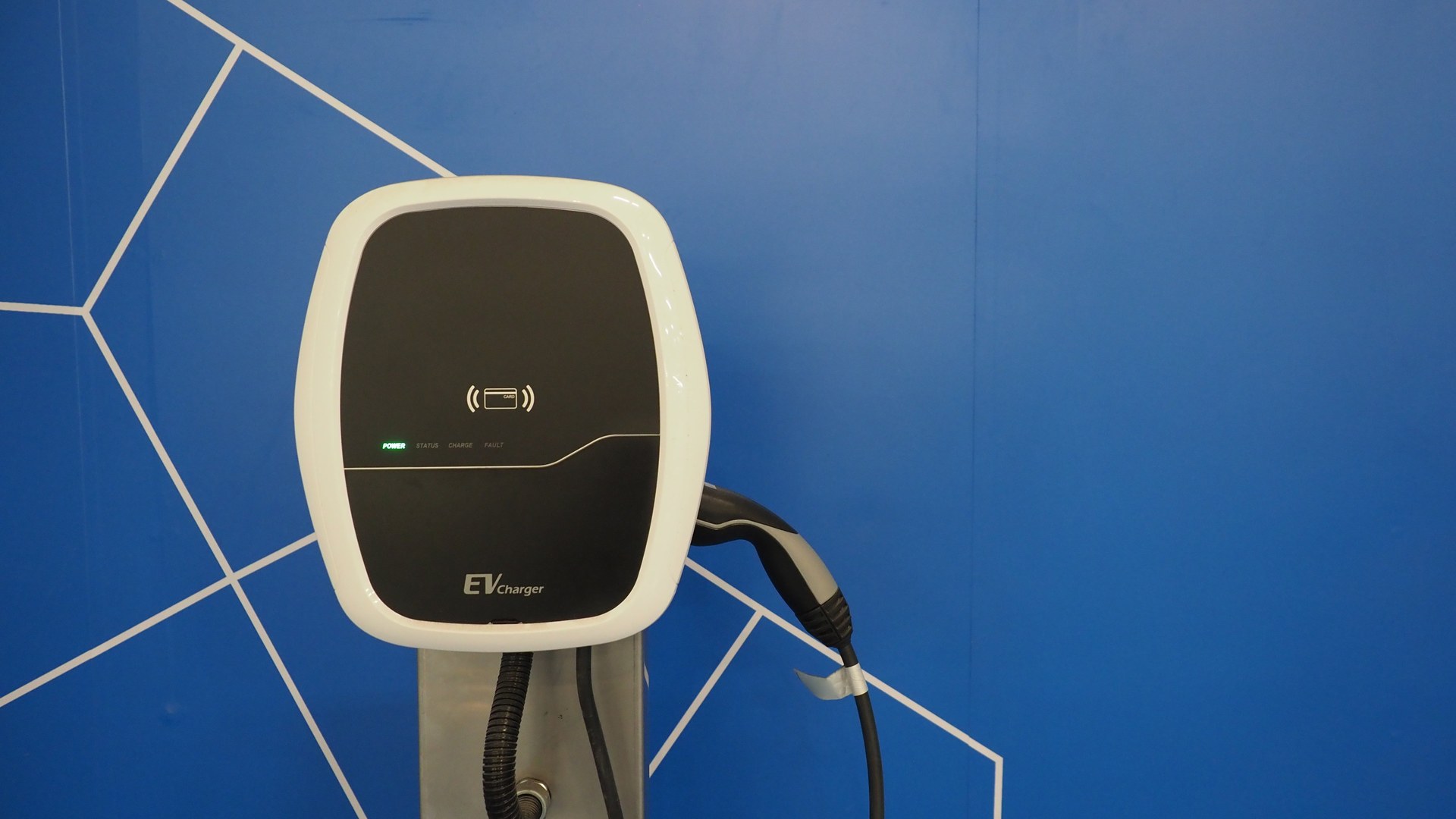 Wallbox EV-Ladestation an blauer Wand – Heimladestation für Elektroautos
